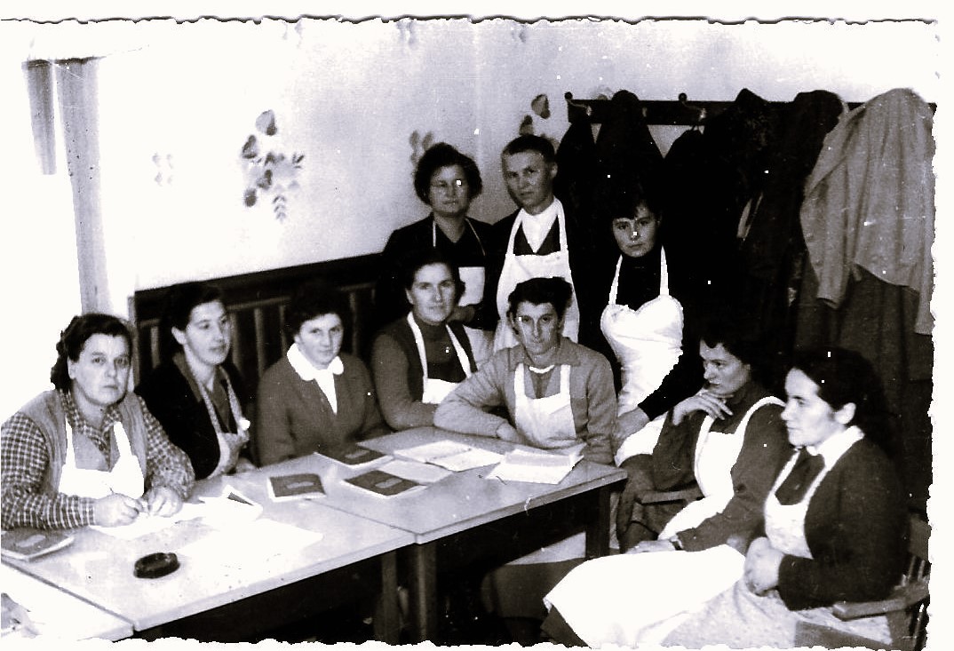 Babiška šola v Ljubljani, Alojzija sedi skrajno desno